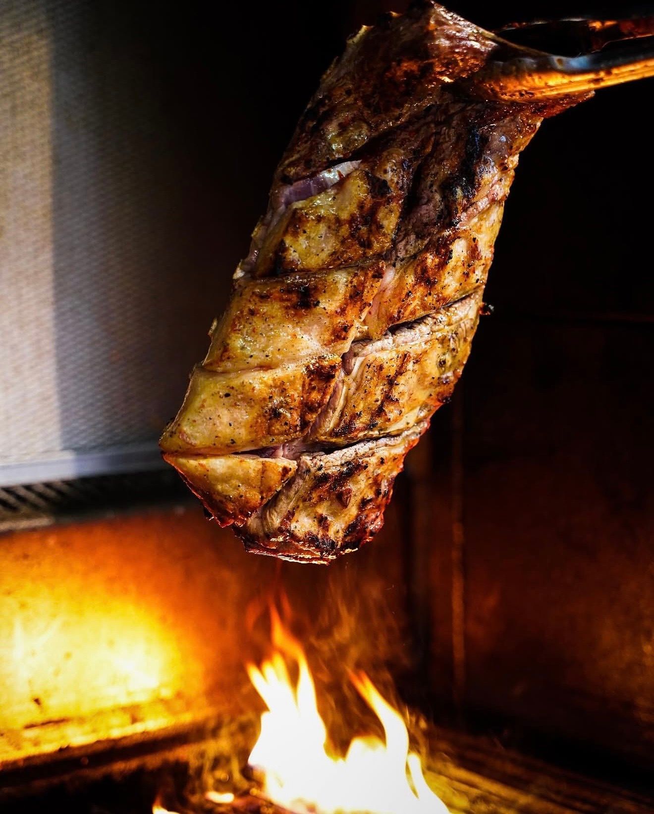 Gegrilltes Fleisch über offenem Feuer in der Küche von Sofram Köz
