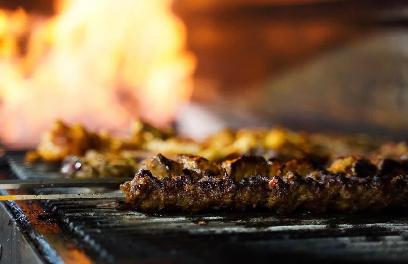Spieß auf dem Grill vor offener Flamme